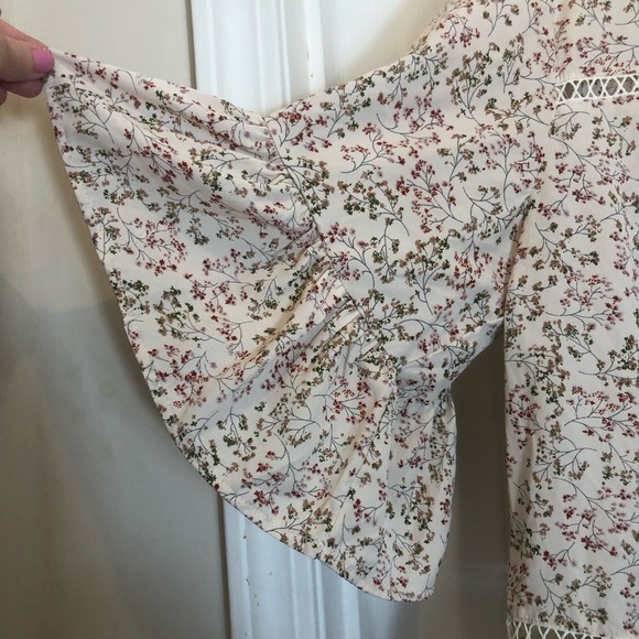 Umgee Floral Print Blouse with Beautiful Lace and Back Detail Size Small - Picture 4 of 7